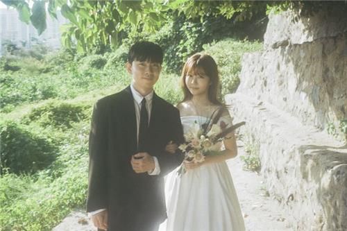 사하구 명소를 배경으로 한 웨딩 촬영