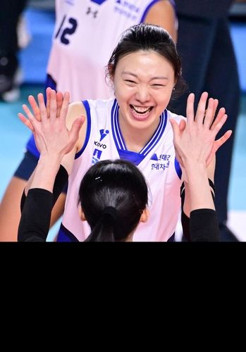 하이파이브 하는 현대건설의 양효진