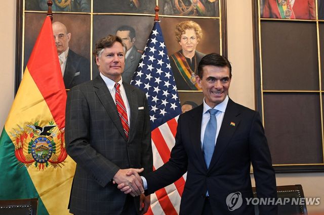 8일(현지시간) 악수하는 볼리비아 대통령(오른쪽)과 미국 국무부 부장관