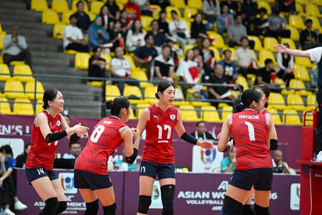 일본전에 나선 U-16 대표팀의 손서연(중앙)과 선수들 