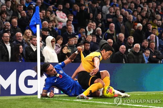 볼을 다투는 황희찬(오른쪽)