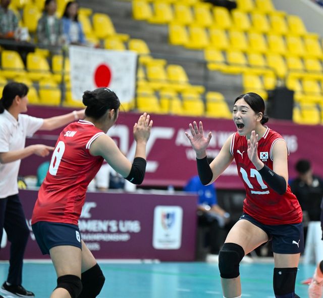 하이파이브 하는 손서연(오른쪽)