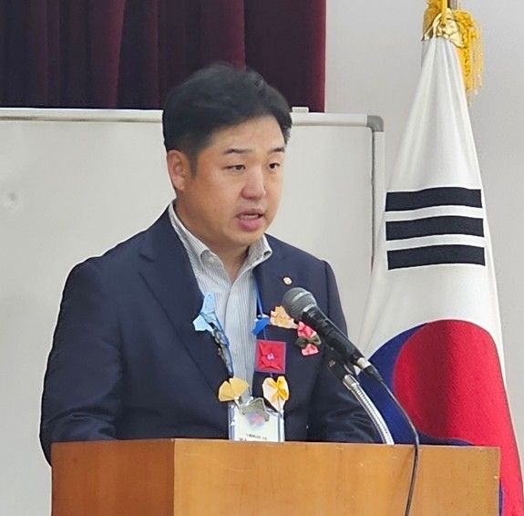 축사하는 정규일 종이나라 대표이사