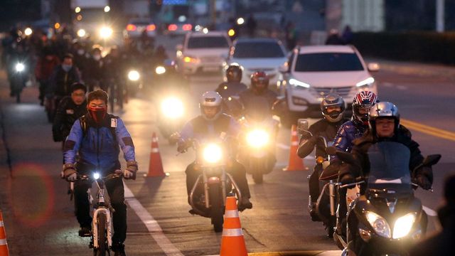 새벽 출근하는 현대자동차 근로자들