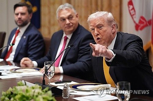 도널드 트럼프 대통령(오른쪽)