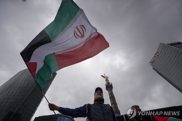 멕시코에서 한 시민이 이란 국기 흔드는 모습. 