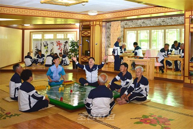 실내에서 놀이하는 북한 노인들