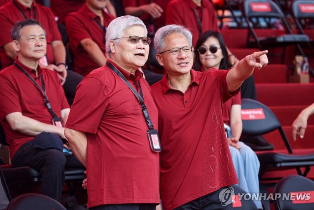 젠슨 황 엔비디아 최고경영자(CEO·오른쪽)와 웨이저자(魏哲家) TSMC 회장이 8일(현지시간) 대만 신주(新竹)시에서 열린 TSMC 연례 체육대회에 참석해 대화를 나누고 있다. [CNA·AFP=연합뉴스. 보도용으로만 사용 가능.]RESTRICTED TO EDITORIAL USE - MANDATORY CREDIT "AFP PHOTO / CNA Photo" - NO MARKETING - NO ADVERTISING CAMPAIGNS - DISTRIBUTED AS A SERVICE TO CLIENTS