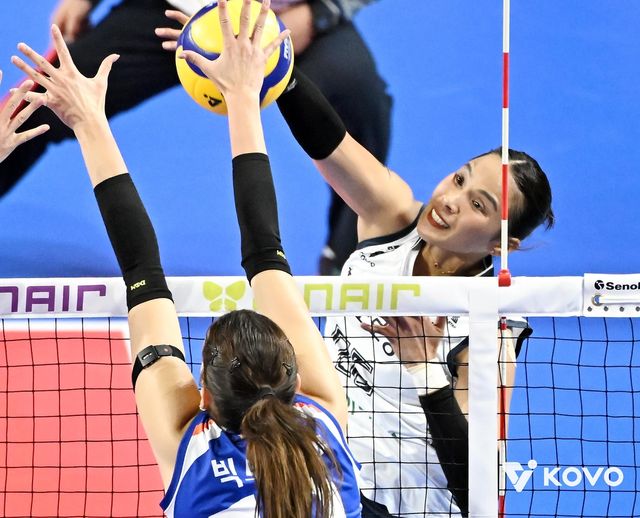 스파이크하는 한국도로공사의 타나차(뒤쪽)