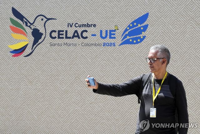 8일(현지시간) EU-CELAC 4차 정상회의 로고 앞에서 셀피 촬영 