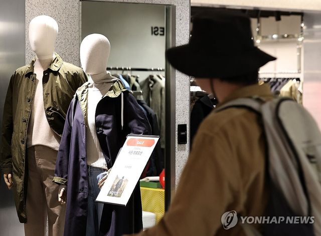 롯데백화점에서 쇼핑하는 시민