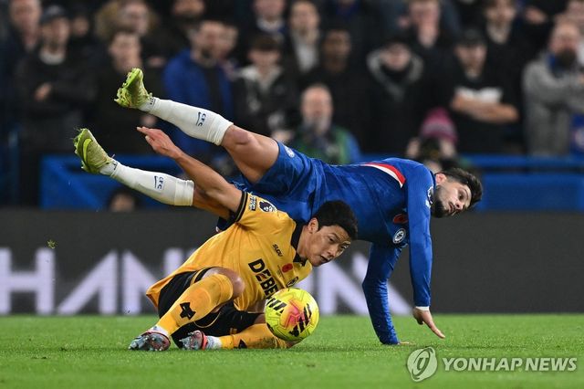 볼을 빼앗는 황희찬