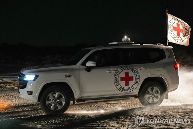 7일(현지시간) 인질 시신 운구하는 국제적십자위원회 자동차