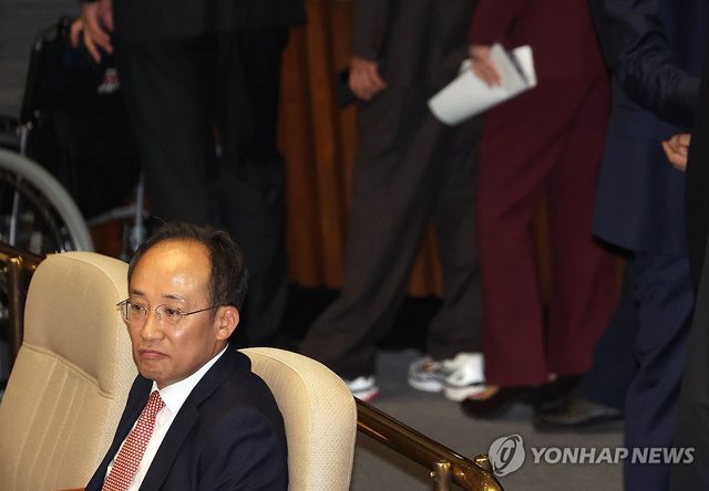 굳은 표정의 추경호 원내대표