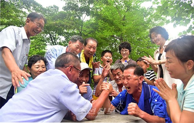 팔씨름하는 북한 노인들