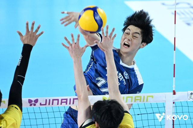 스파이크하는 삼성화재의 이우진 