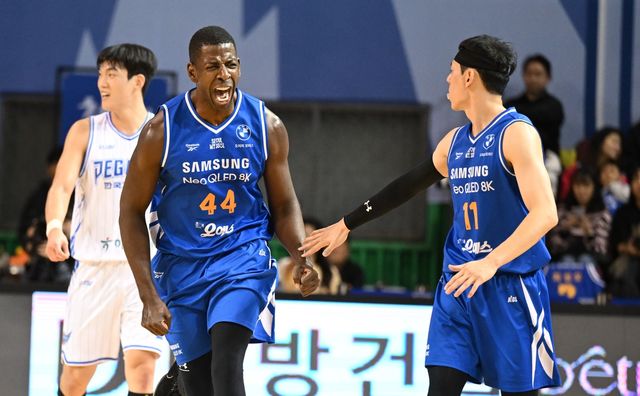 환호하는 앤드류 니콜슨