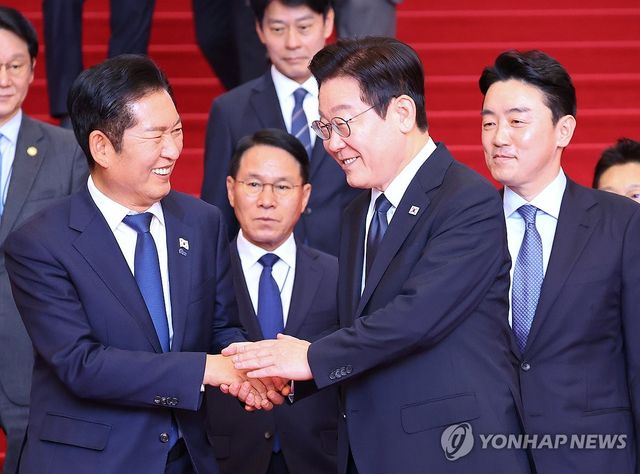 악수하는 이재명 대통령과 정청래 대표