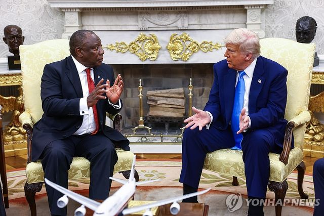 남아공 대통령에게 '백인 학살 의혹' 추궁하는 미국 트럼프 대통령