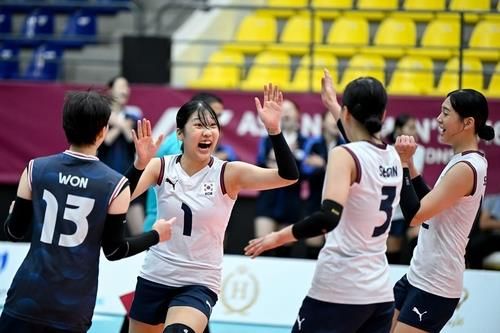 득점 후 기뻐하는 한국 U-16 여자배구 대표팀 선수들