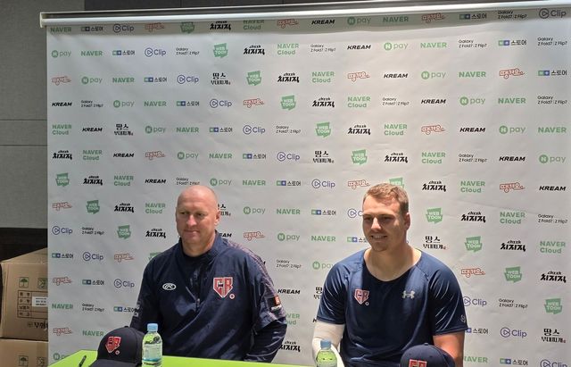 체코 하딤 감독(왼쪽)과 무지크