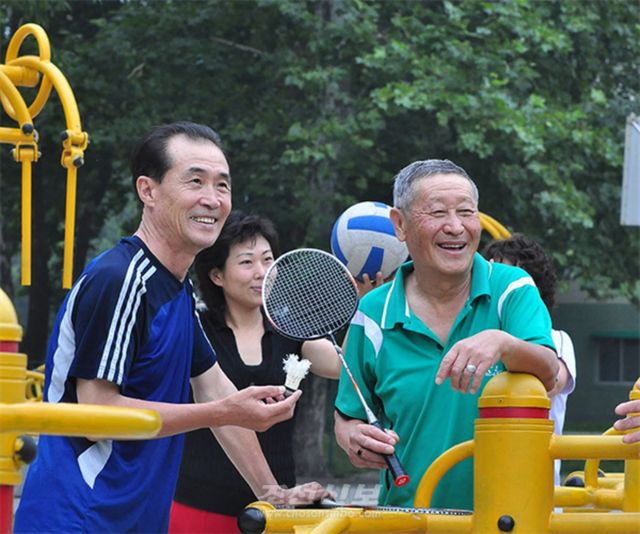 배드민턴 치는 북한 노인들