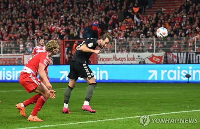 헤더 동점골을 터트리는 바이에른 뮌헨의 해리 케인