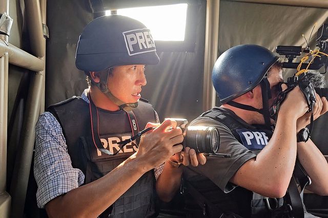 취재 중인 언론인들