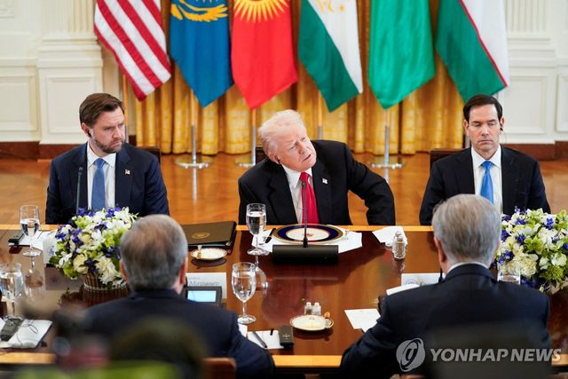 지난 6일(현지시간) 백악관에서 도널드 트럼프 미국 대통령, JD 밴스 부통령, 마코 루비오 국무장관이 중앙아시아 5개국 정상들과의 만찬에 나란히 참석한 모습.[로이터=연합뉴스. 재판매 및 DB 금지]