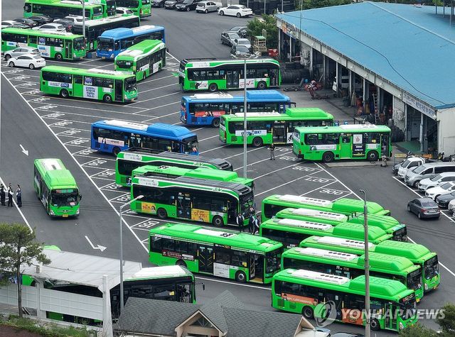 서울 시내 공영버스 차고지에 세워진 버스들