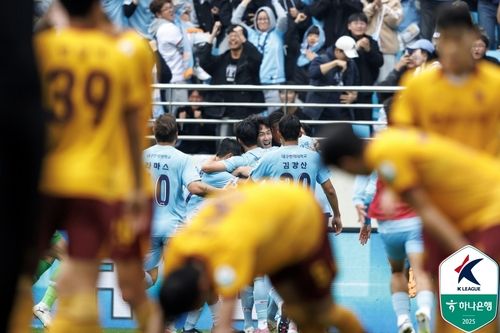 김현준의 골에 기뻐하는 대구 선수들