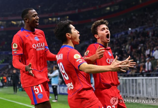 주앙 네베스(오른쪽)의 결승 골을 도운 후 함께 세리머니 하는 PSG 이강인(가운데).