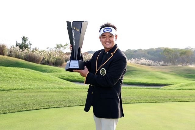 우승 트로피 든 박상현