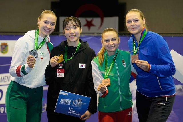 알제리 사브르 월드컵 여자 개인전 우승한 전하영(왼쪽에서 두 번째)