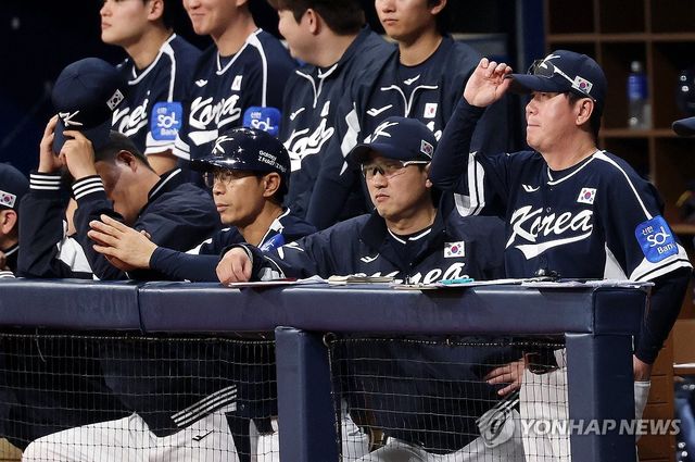 김서현 피칭 지켜보는 코치진