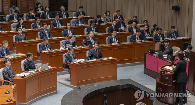국회 예결위 전체 회의 출석해 질의 듣는 국무위원들