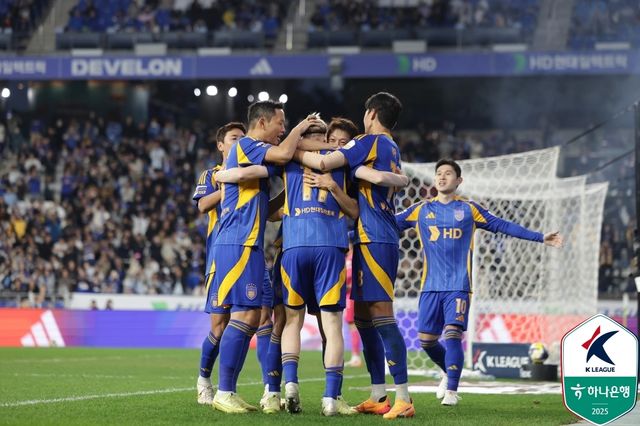 루빅손의 결승 골 후 함께 기뻐하는 울산 선수들.