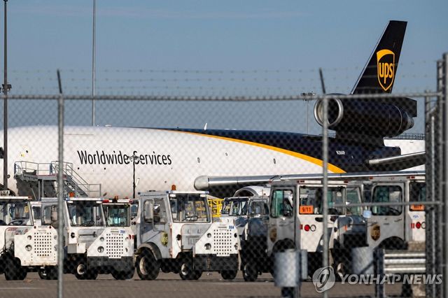 지난 5일(현지시간) 미국 켄터키 루이빌 공항에 세워진 UPS의 MD-11 화물기