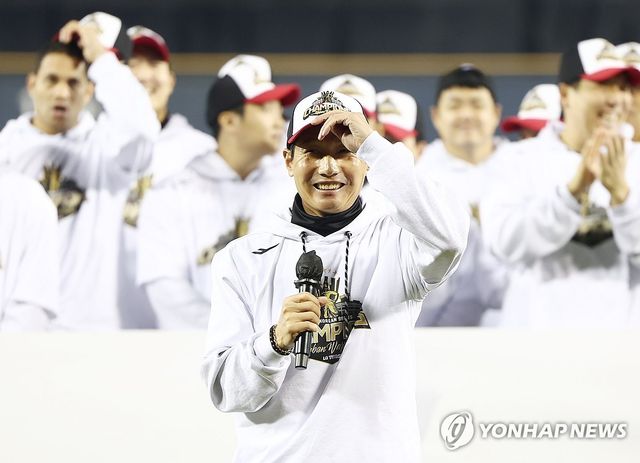 감사 인사하는 염경엽 감독