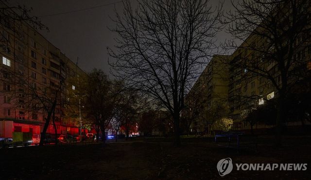 8일(현지시간) 러시아이 공습으로 정전이 발생한 우크라이나 북동부 하르키우 도심