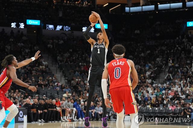 슛하는 빅토르 웸반야마