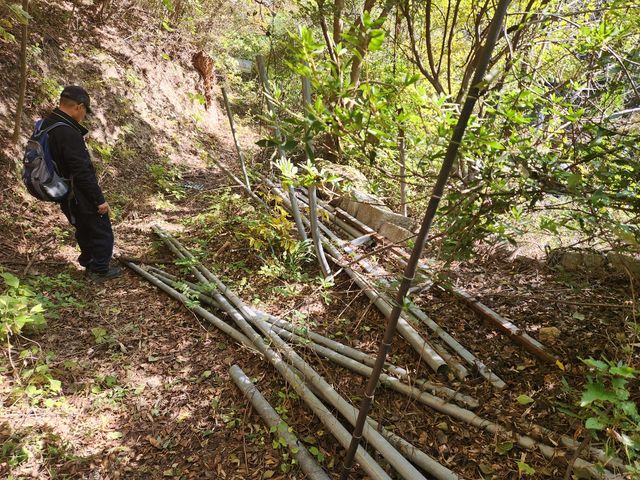 등산로에 쇠 파이프