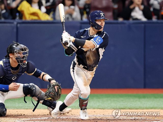 적시타 때려내는 신민재