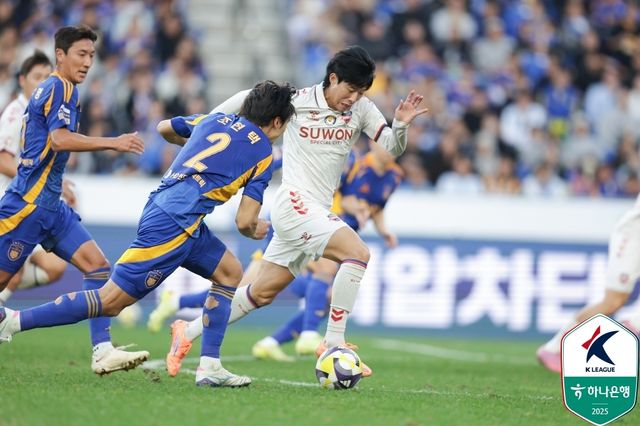 울산과 수원FC의 경기 장면.