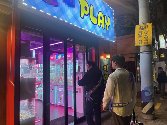 현장 점검하는 경찰관