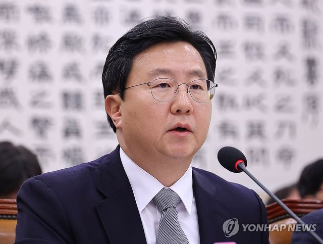 의원 질의 답변하는 정진우 서울중앙지검장