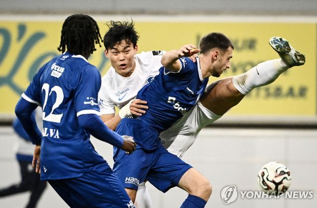 헨트전에서 경합하는 헹크의 오현규(가운데).