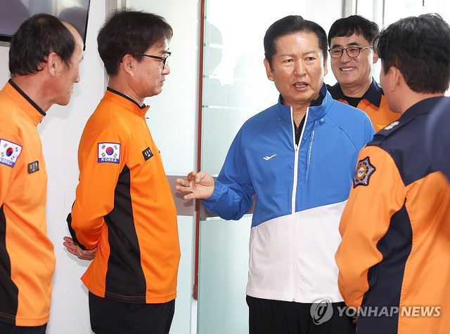 소방관들과 대화하는 정청래 대표