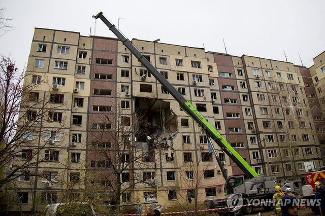 공습으로 부서진 드니프로 건물