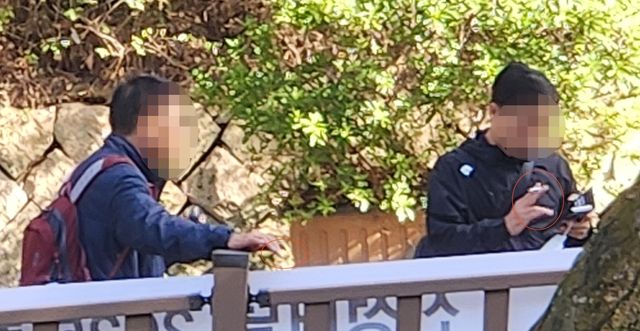 흡연하는 등산객